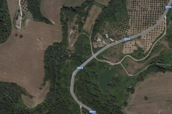 La Ternana, in alto c'è Colonnetta e in basso Ponte Sfondato. La strada bianca che passa sotto il viadotto è il vecchio tragitto...