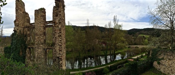 Nelle due foto, il villaggio di Lavadieu dalle rive della Senouire, e il fiume dall'alto del villaggio